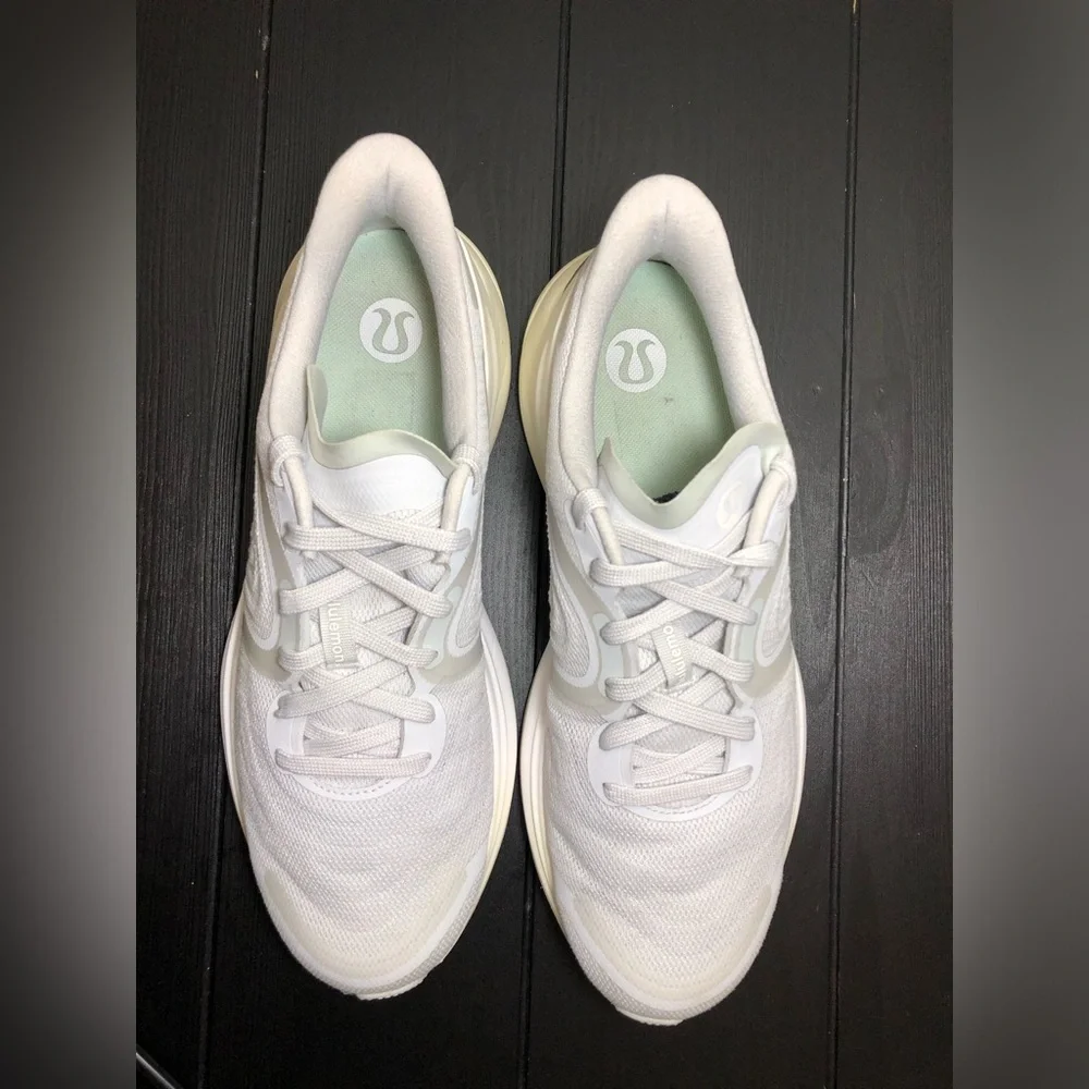 Lululemon Blissfeel 2 Womens Running Shoe silver white size 11